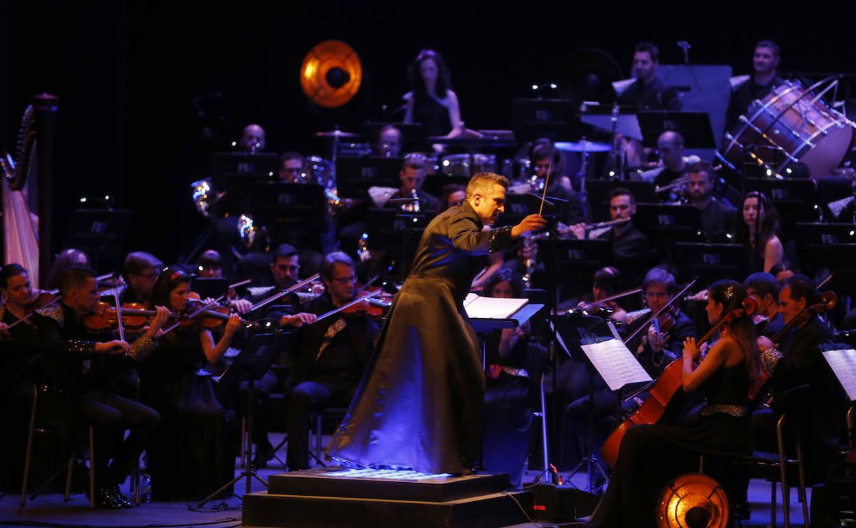 Constantino Martínez Orts dirige un concierto de la Film Symphony Orchestra. 