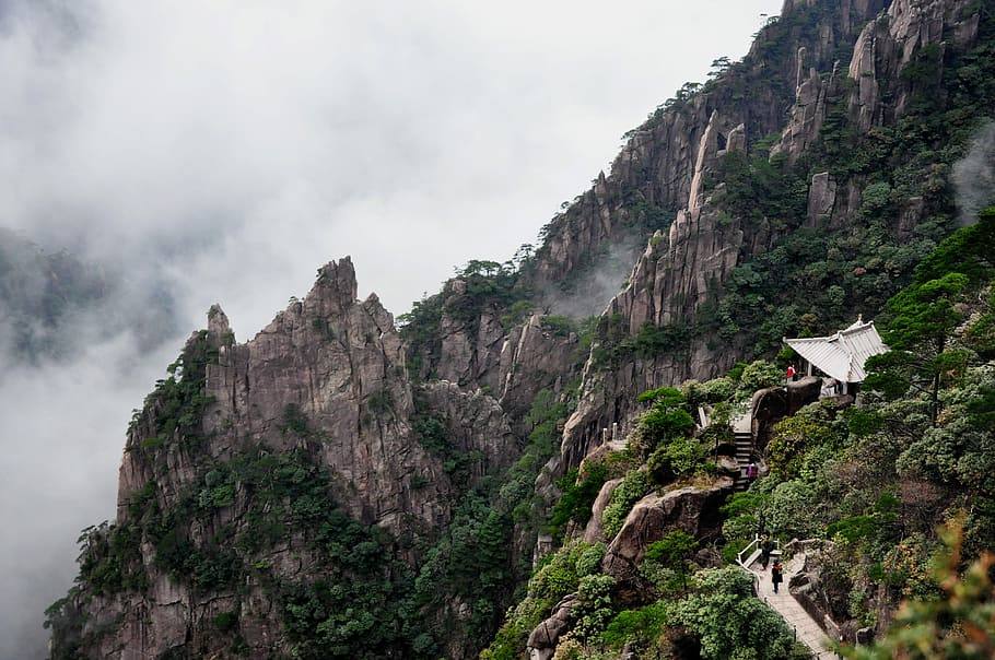 Montaña Huangshan (China) | También conocida como la Montaña Amarilla, la montaña Huangshan cuenta con multitud de escaleras desde donde se puede disfrutar de uno de los paisajes más sobrecogedores de China.