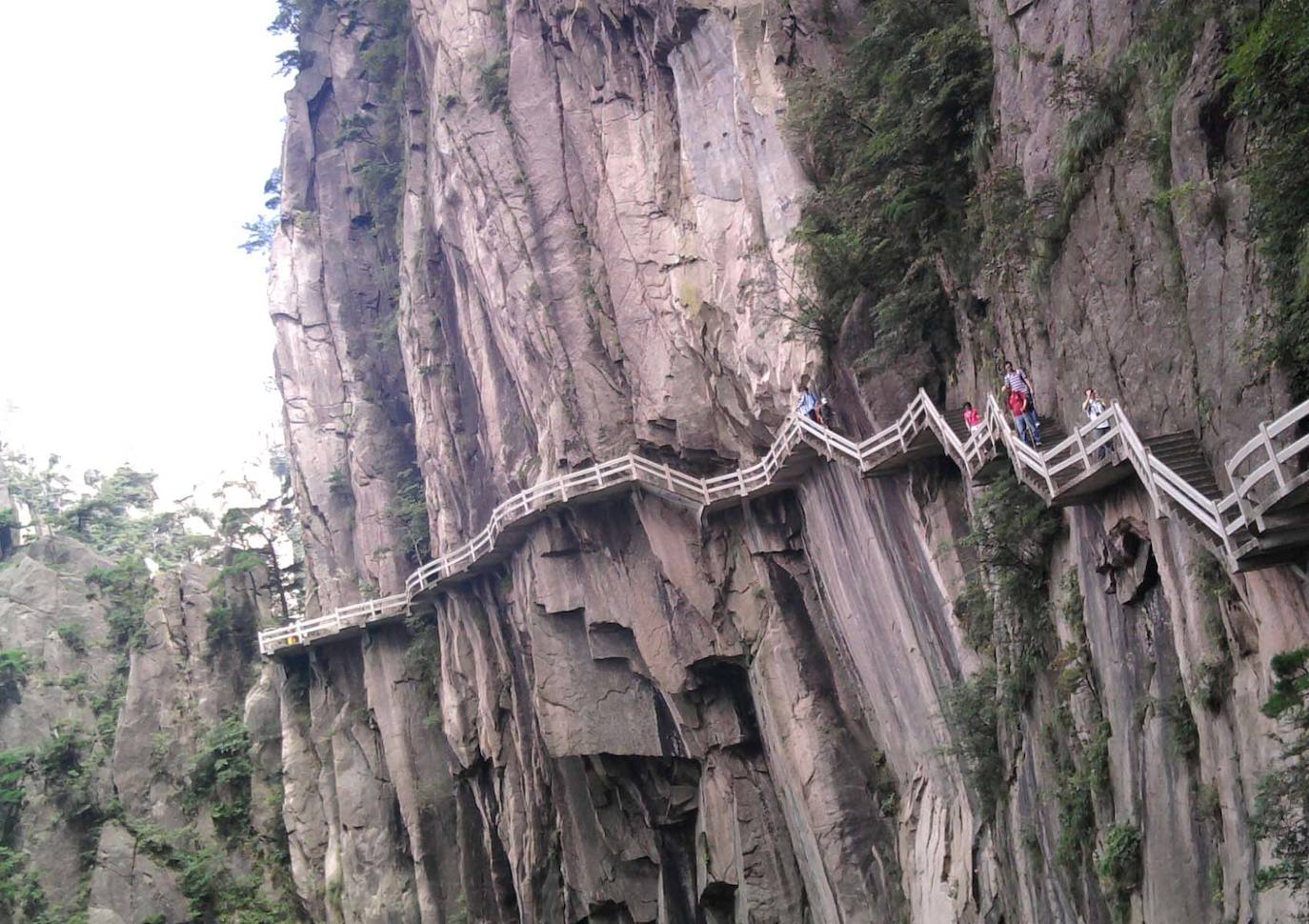 Montaña Huangshan (China) | Cuenta con senderos enclavados en la roca y centenares de pedaños que cortan la respiración y que están colgados, literalmente, del precipicio.