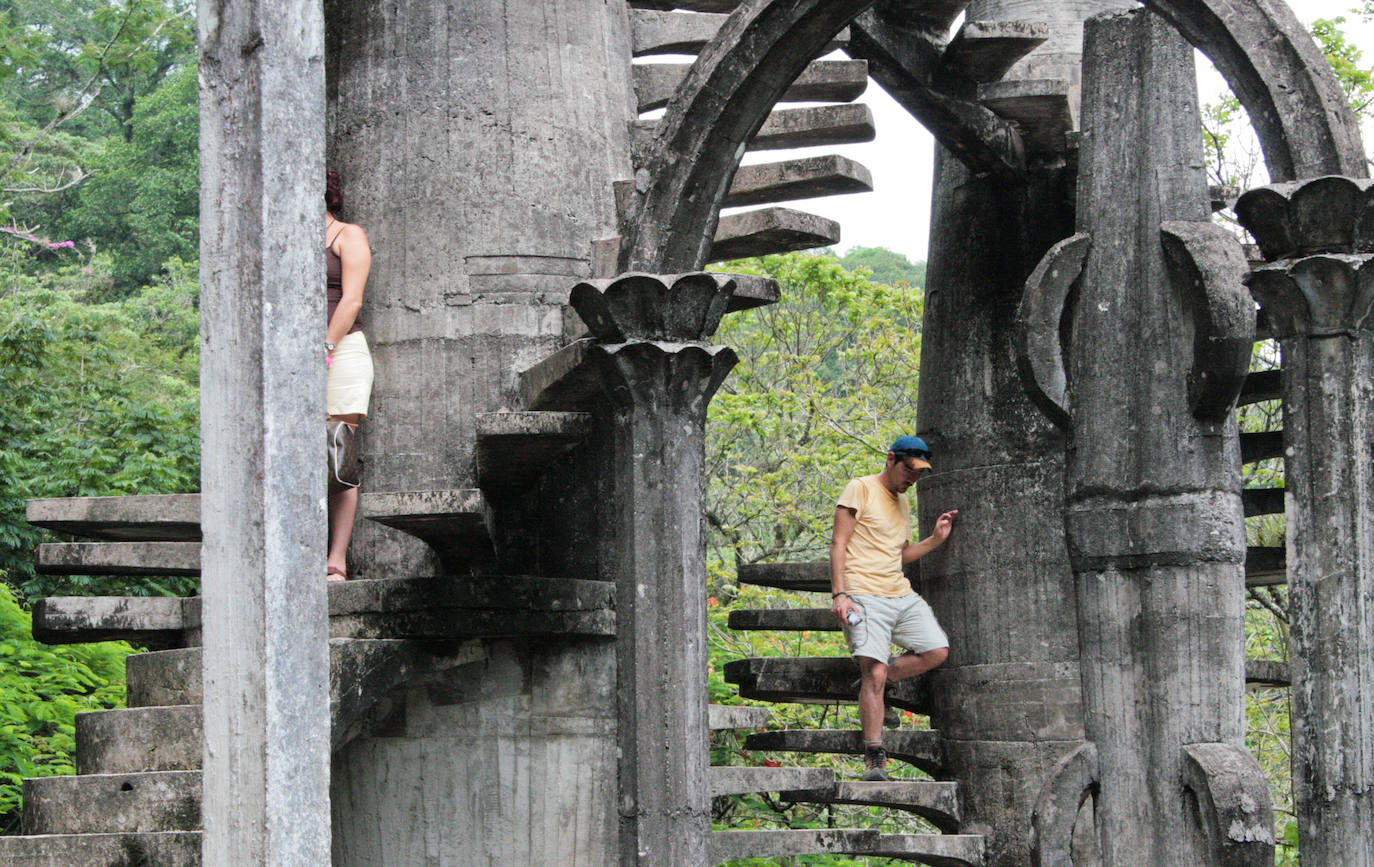 Las Pozas de Edward James (Xilitla, México) | Columnas con capiteles de flores gigantes, arcos góticos, puertas dramáticas, pabellones con niveles indeterminados y escaleras de caracol que terminan bruscamente en el aire... Un mundo sin sentido.