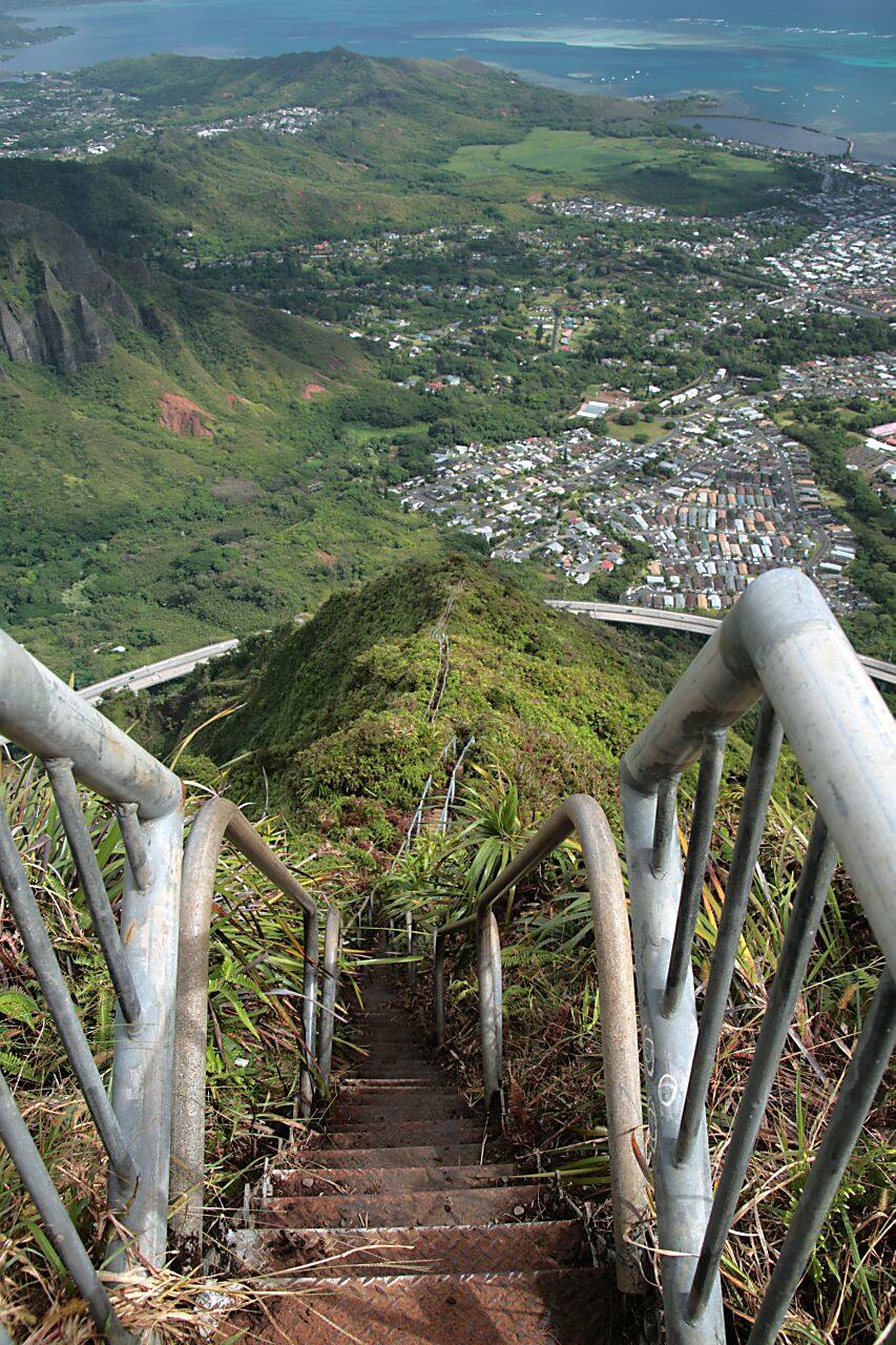 Escaleras Haiku (Oahu, Hawaii) | Construidas en 1942 por la Marina estadounidense como un medio para instalar cables de comunicación, estas escaleras son bastante peligrosas... ¡Aunque las vistas desde ellas son inolvidables!.