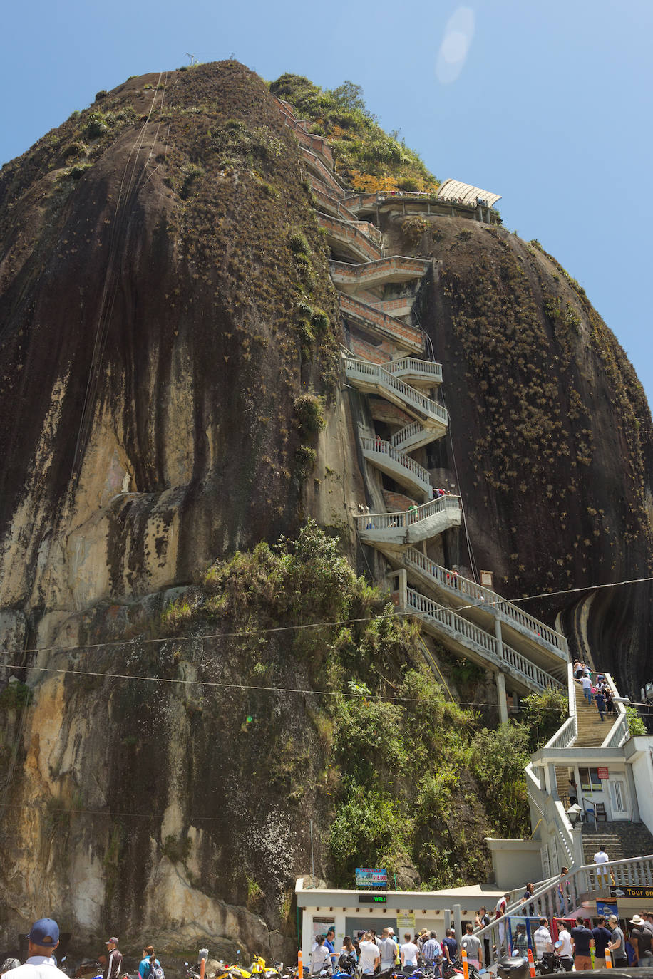 El Peñón de Guatapé (Antioquia, Colombia) | Subir hasta el final puede resultar agotador, pero allí le esperará un impresionante mirador.