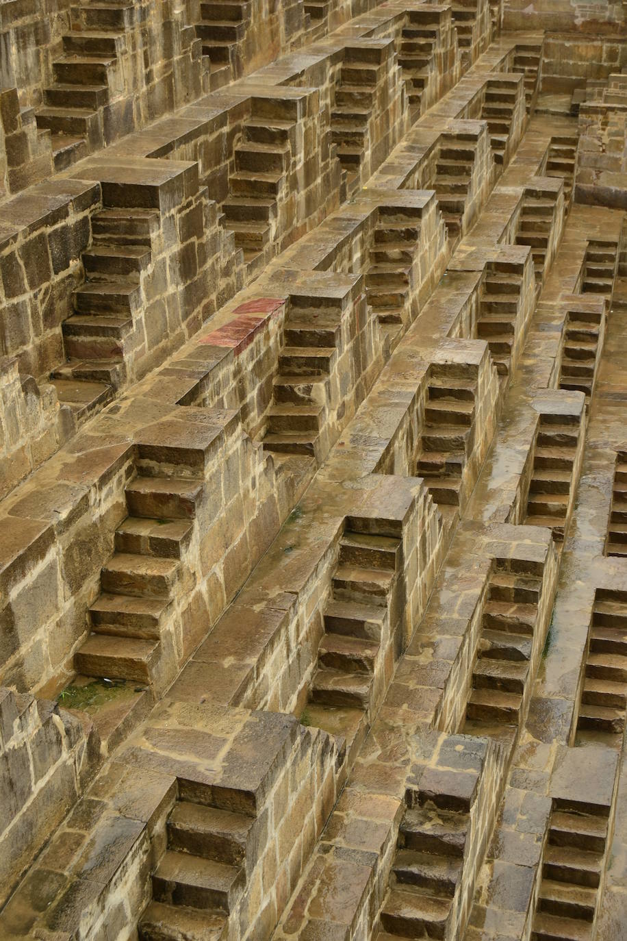 El Pozo de Chand Baori (India) | Para recorrerlo de arriba abajo, el pozo está rodeado de una estructura de 3.500 escalones en 13 niveles. Su profundidad supera los 20 metros.