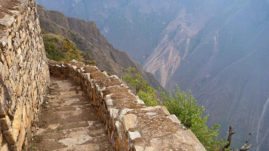 Camino del Inca (Perú) | Cuenta con un intrincado sistema de escaleras y peldaños, muchos de ellos en estado precario, que suben y bajan la montaña.