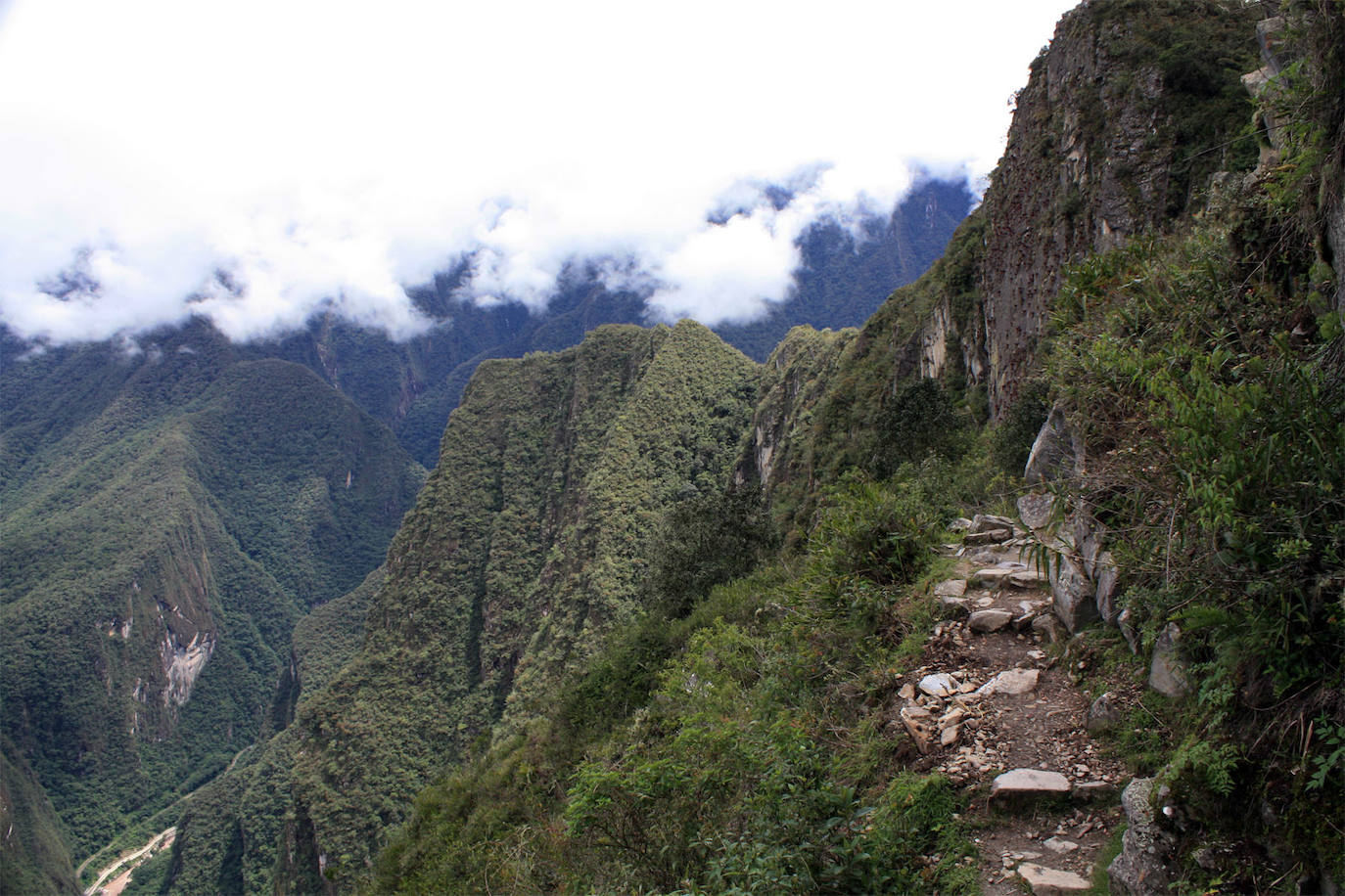 Camino del Inca (Perú) | Este antiguo camino comercial que unía Cuzco con la ciudad de Machu Pichu, y que ahora es una de ls mejores rutas de senderismo de Sudamérica, atraviesa paisajes sobrecogedores y ruinas Incas.