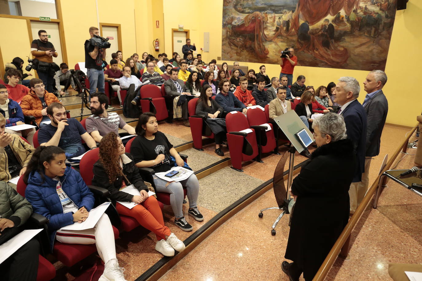 La alcaldesa de Gijón, Ana González, ha acudido a la inauguración de las Jornadas por el Día Internacional de la Mujer y la Niña en la Ciencia, que se celebran en la Escuela Politécnica de Ingenieros. 