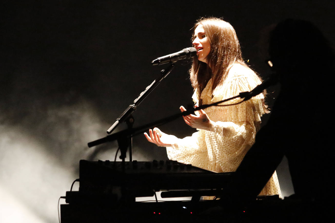 Zahara durante su último concierto en el teatro de la Laboral de Gijón. 