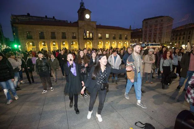Un centenar de manifestantes, la mayoría mujeres, abuchearon a Cristina Seguí. 