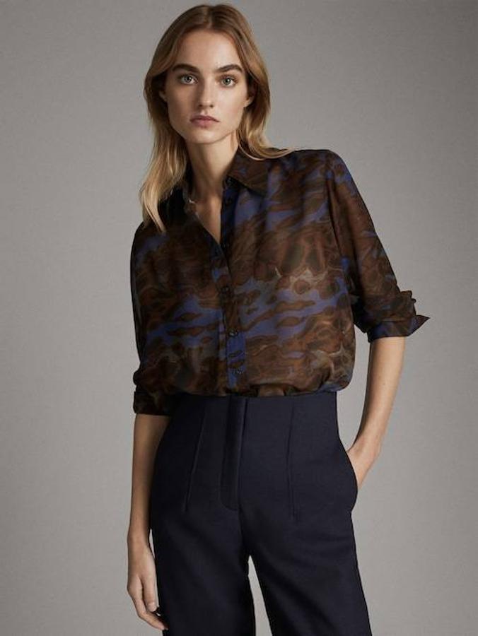 Camisa estampada en azul y marrón de Massimo Dutti (49,95 euros).