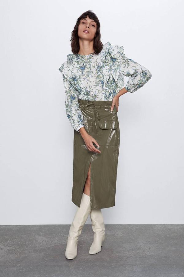 Camisa estampada con detalle de volantes, cuello redondo y estampado floral de Zara (29,95 euros).