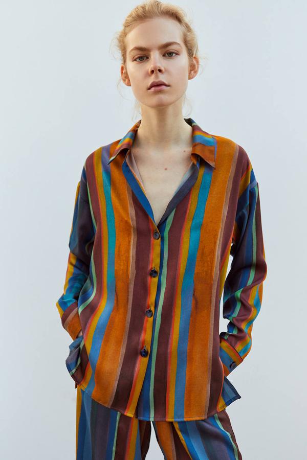 Camisa de manga larga con estampado de rayas multicolor de Sfera (35,99 euros).