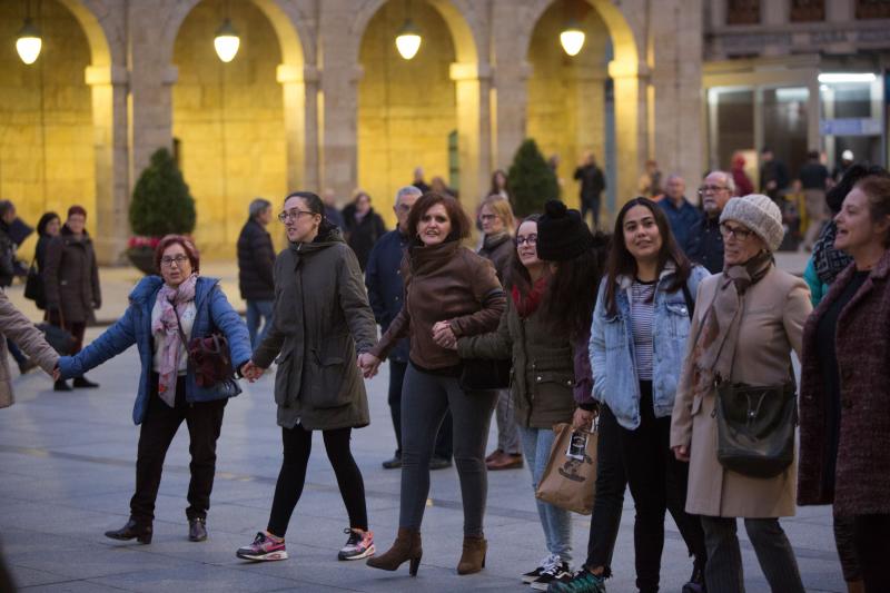 Fotos: Protesta en el acto de la escritora Cristina Seguí