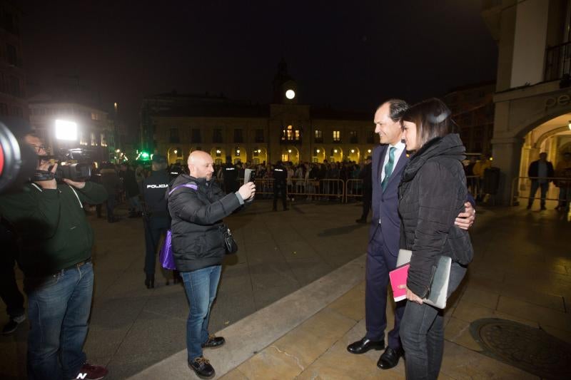 Fotos: Protesta en el acto de la escritora Cristina Seguí