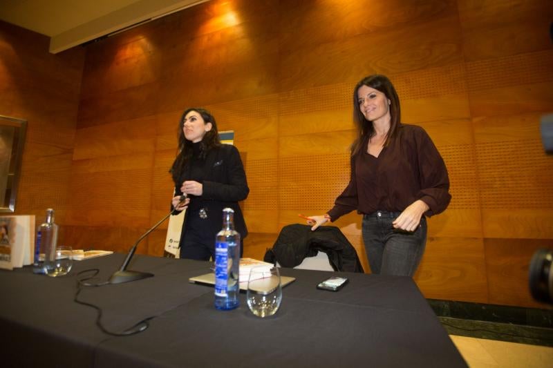 Fotos: Protesta en el acto de la escritora Cristina Seguí