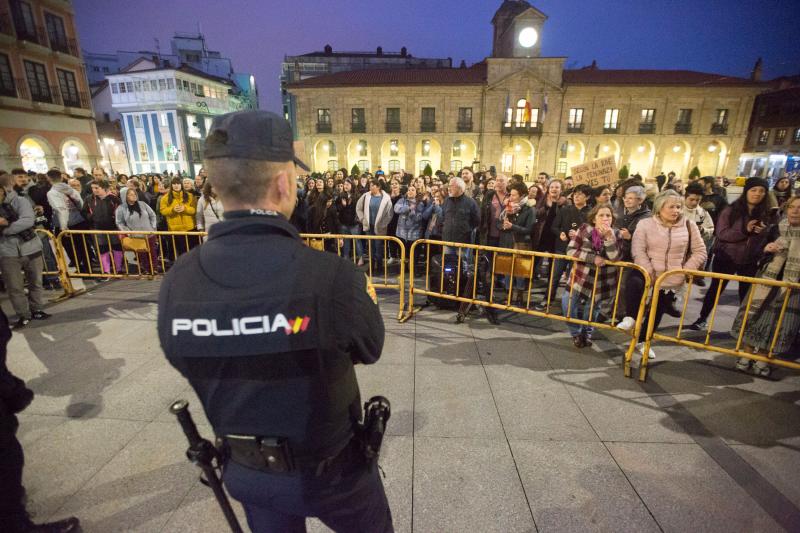 Fotos: Protesta en el acto de la escritora Cristina Seguí