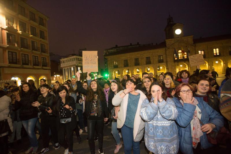 Fotos: Protesta en el acto de la escritora Cristina Seguí