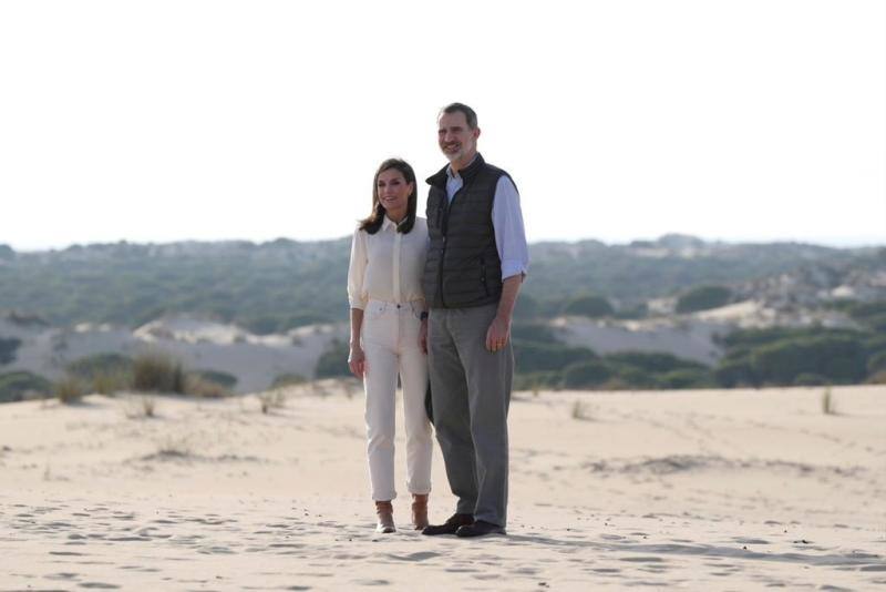 Los Reyes de España, Felipe VI y Doña Letizia, han presidido este viernes en el teatro Salvador Távora de Almonte (Huelva) el congreso científico de clausura de la conmemoración del 50 aniversario del Parque Nacional de Doñana. 