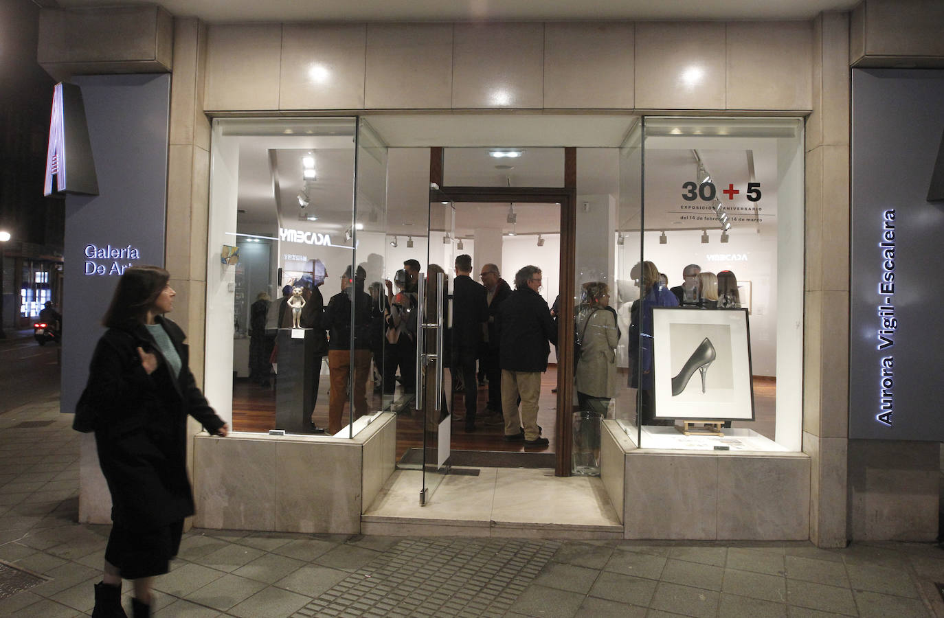 La galerista inaugura la exposición con la que celebra su aniversario