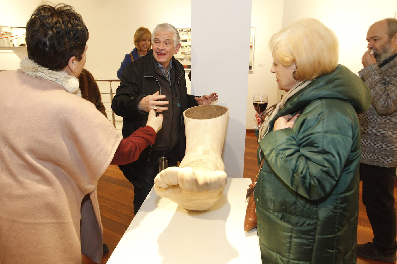 La galerista inaugura la exposición con la que celebra su aniversario