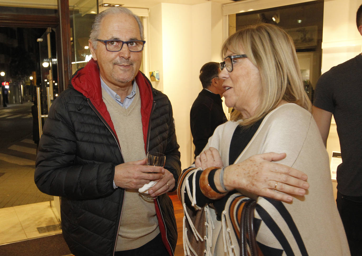 La galerista inaugura la exposición con la que celebra su aniversario