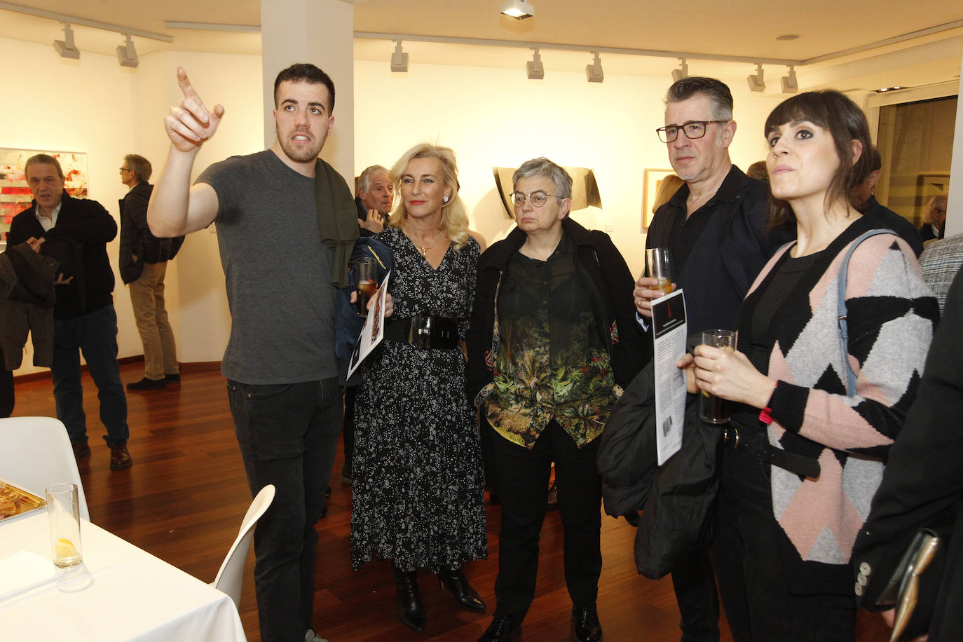 La galerista inaugura la exposición con la que celebra su aniversario