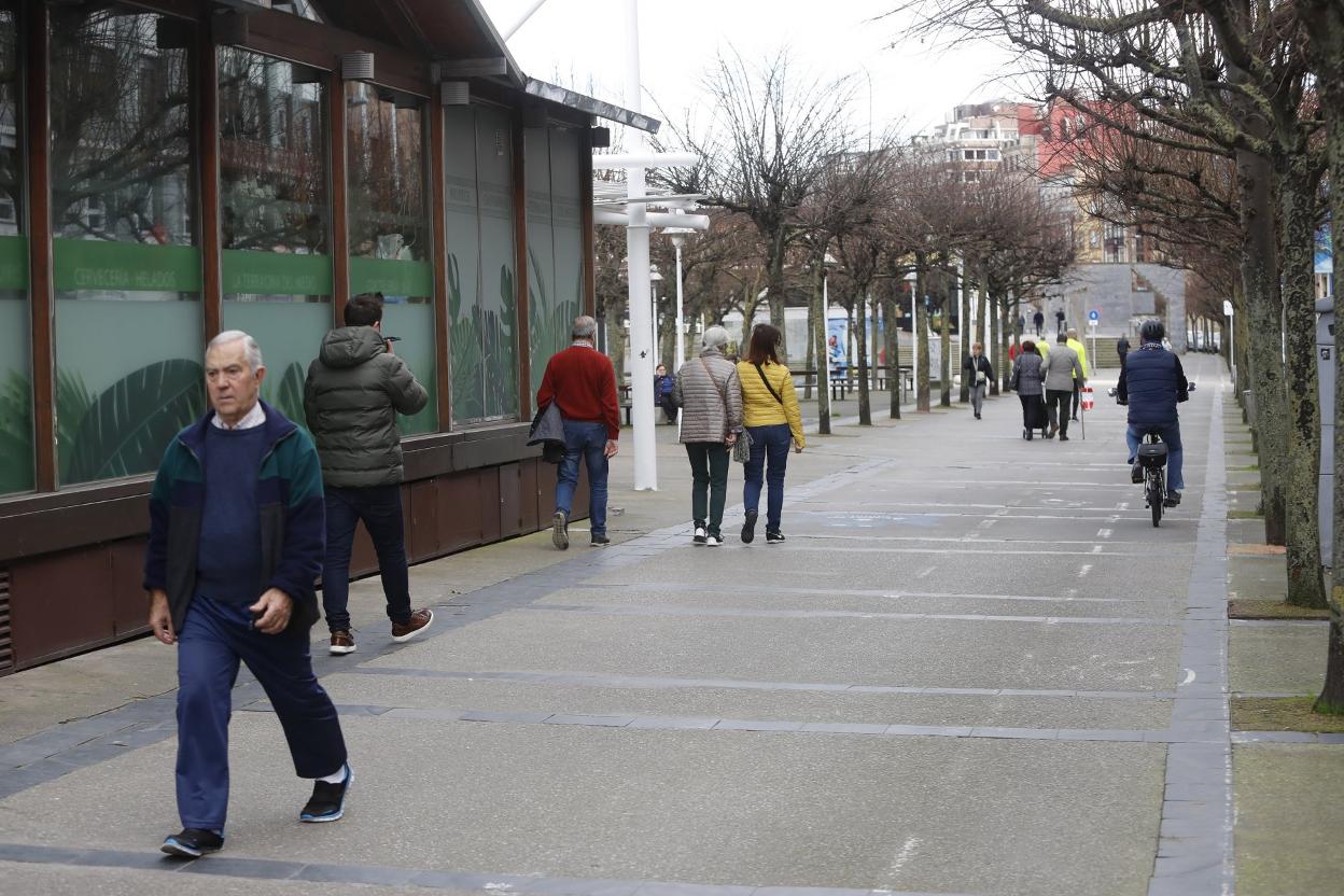Tramo de acera bici en Fomento, con sus líneas casi borradas. 
