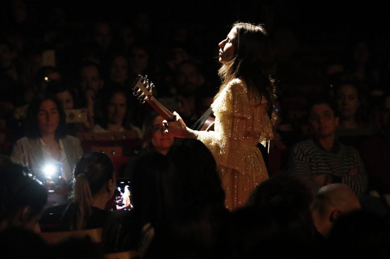 Zahara, durante su actuación en formato íntimo en el Teatro de la Laboral. 