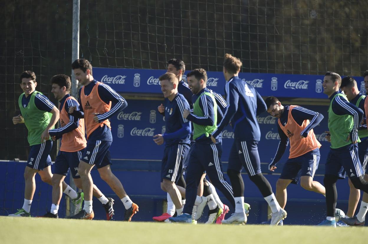 Los jugadores azules hacen carrera durante la última sesión de la semana previa al partido de esta tarde.