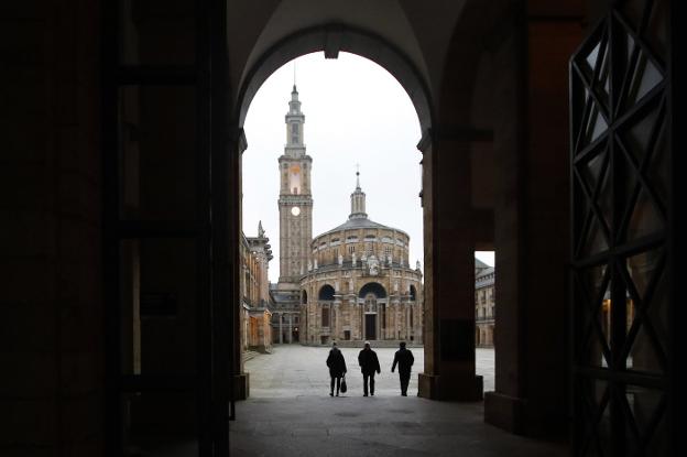 La torre y la iglesia de la Universidad Laboral, vistas desde el interior del patio corintio. 