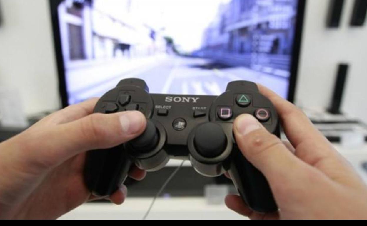 Deja la sartén en el fuego mientras juega a la Play e incendia su casa