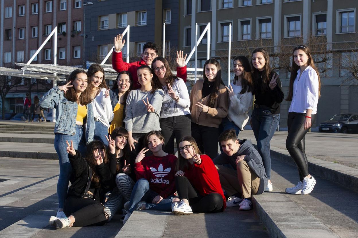 Arriba, Diana Gerez, Reyes Carriedo, Sara García, Nadaya Villarino, Jorge González, Lucía Espina. Elena Busta, Olaya Pérez, Celia Matías y Nora González. Abajo, Sara García, Sandra Rodríguez, Leonor García, Lucía García y Rafael González.