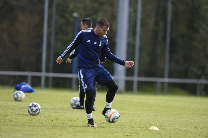 Los jugadores del Real Oviedo han entrenado este lunes después de la derrota del pasado fin de semana contra el Alcorcón. 