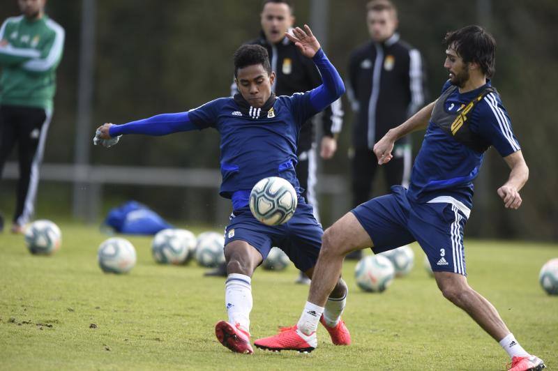 Los jugadores del Real Oviedo han entrenado este lunes después de la derrota del pasado fin de semana contra el Alcorcón. 