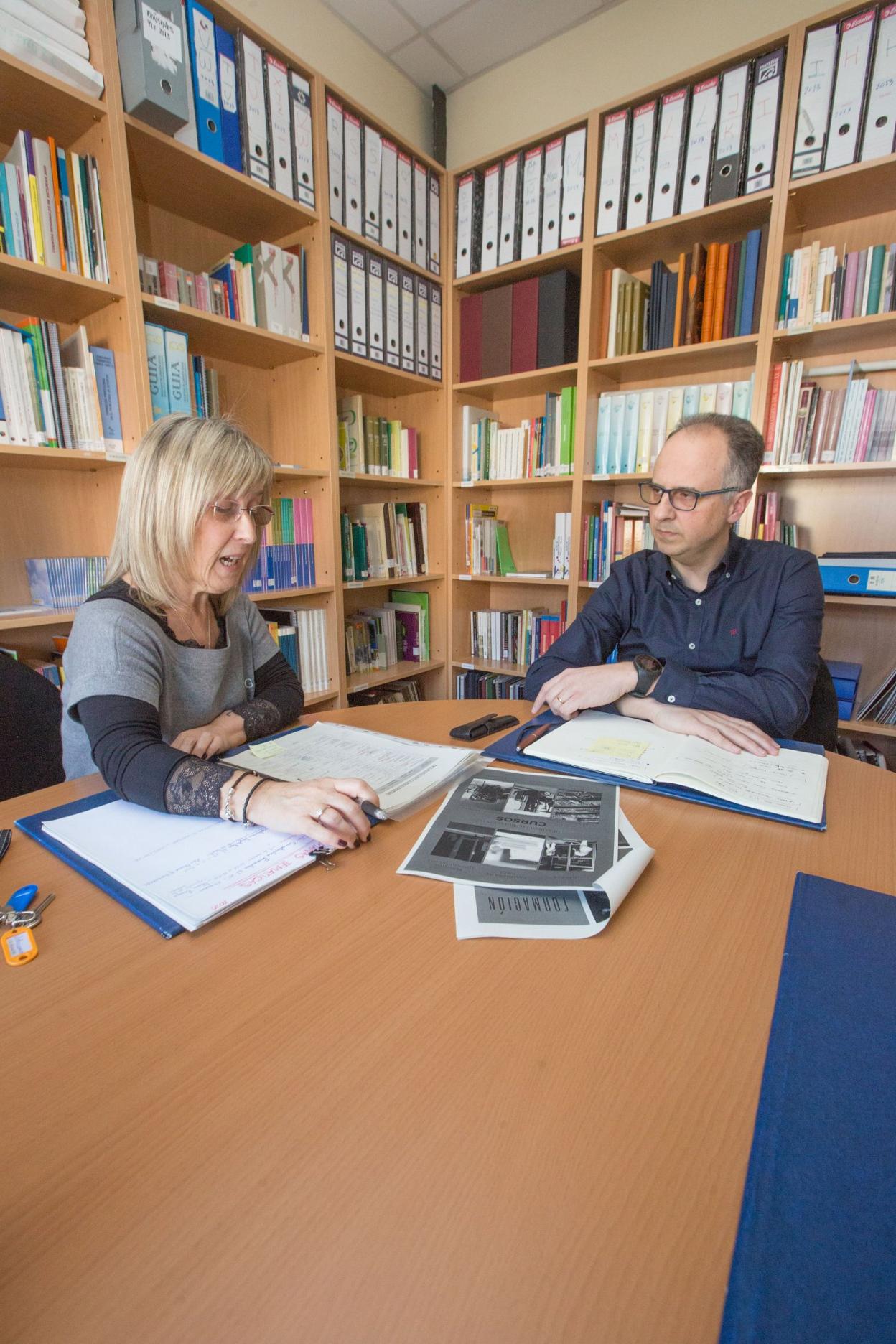 La técnica Carmen Martínez y el concejal Juan Carlos Guerrero. 