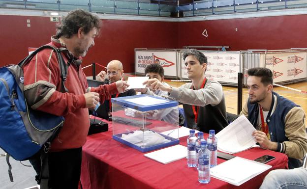 Galería. Un hombre vota en las elecciones en el Braulio García. 