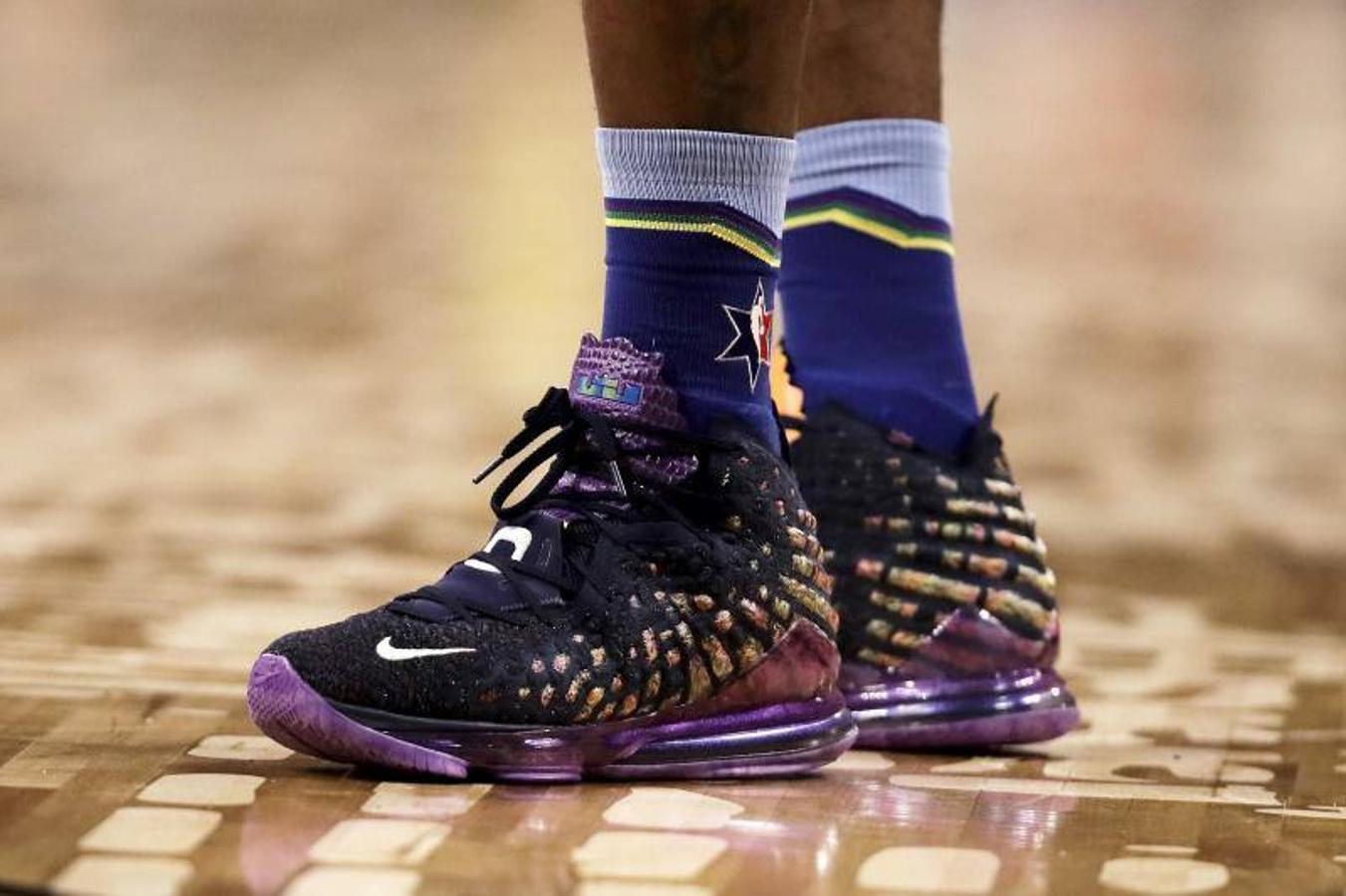 Esta edición de la NBA All-Star nos ha dejado algunas de las zapatillas deportivas más espectaculares de la temporada. Estampados, mezcla de colores llamativos, colores neón, diseños clásicos, dorados y muchos homenajes a Kobe Bryant y su hija Gianna. Repasamos algunos de los mejores diseños vistos este pasado fin de semana durante uno de los mejores eventos deportivos del año.