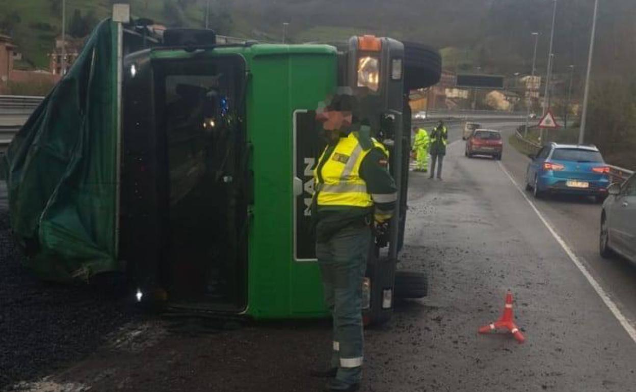 El vuelco de un camión provoca fuertes retenciones en la A-66 en sentido Oviedo