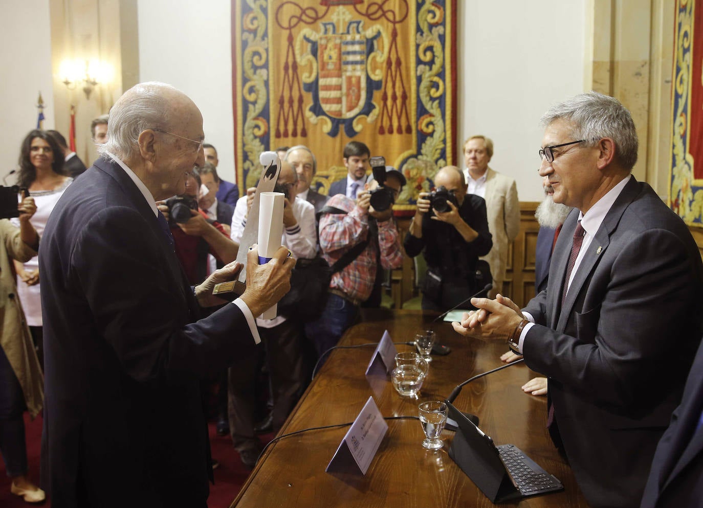 Plácido Arango, empresario, benefactor de instituciones culturales como el Museo del Prado y el Bellas Artes de Asturias, presidente de la Fundación Príncipe de Asturias y Medalla de Oro del Principado en 2017, entre otras distinciones, ha fallecido en Madrid a los 88 años.