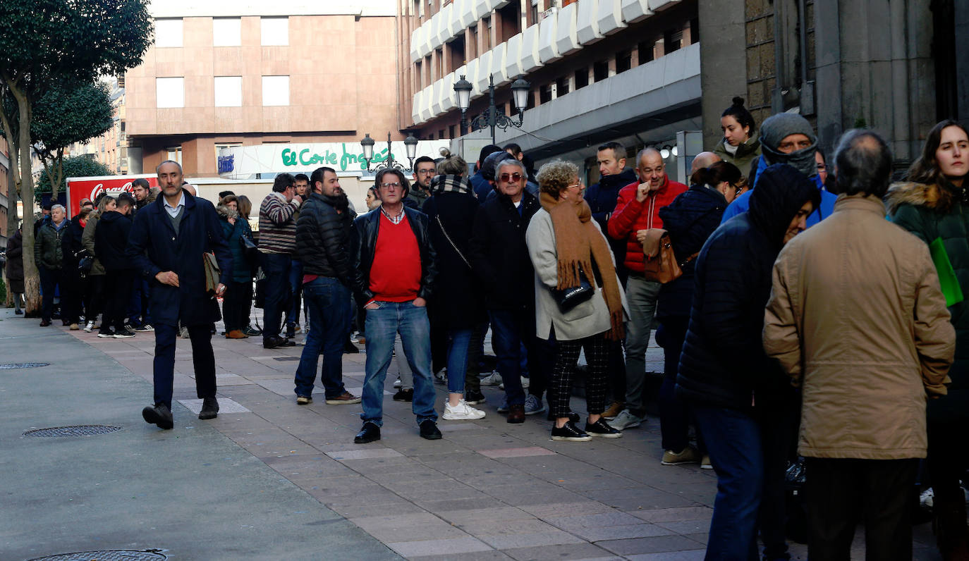 Pese a la crisis de resultados, los aficionados azules siguen apoyando a su equipo jornada a jornada. Este martes hicieron cola desde primera hora de la mañana en la calle Caveda de la capital para adquirir sus localidades. 