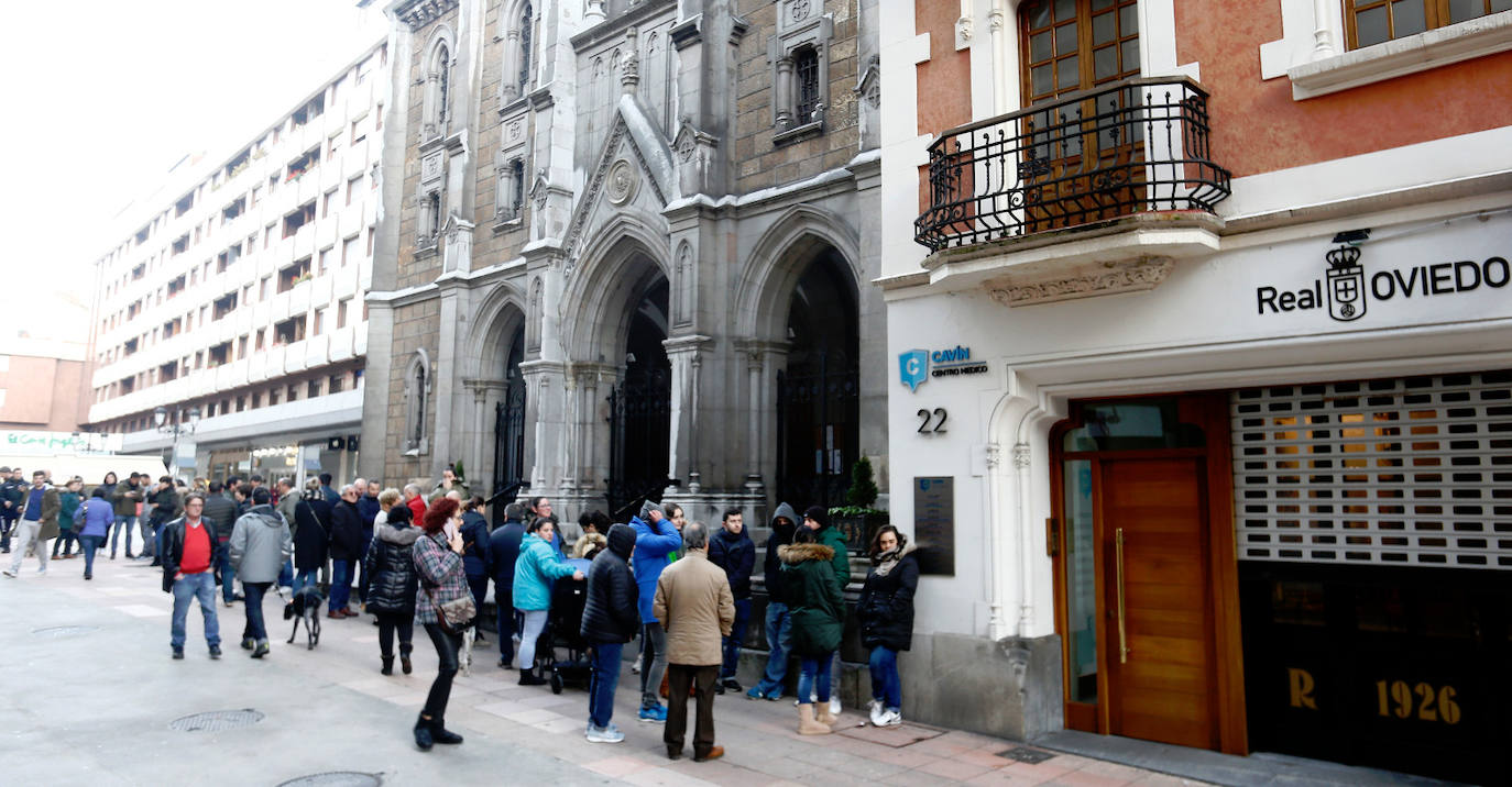 Pese a la crisis de resultados, los aficionados azules siguen apoyando a su equipo jornada a jornada. Este martes hicieron cola desde primera hora de la mañana en la calle Caveda de la capital para adquirir sus localidades. 