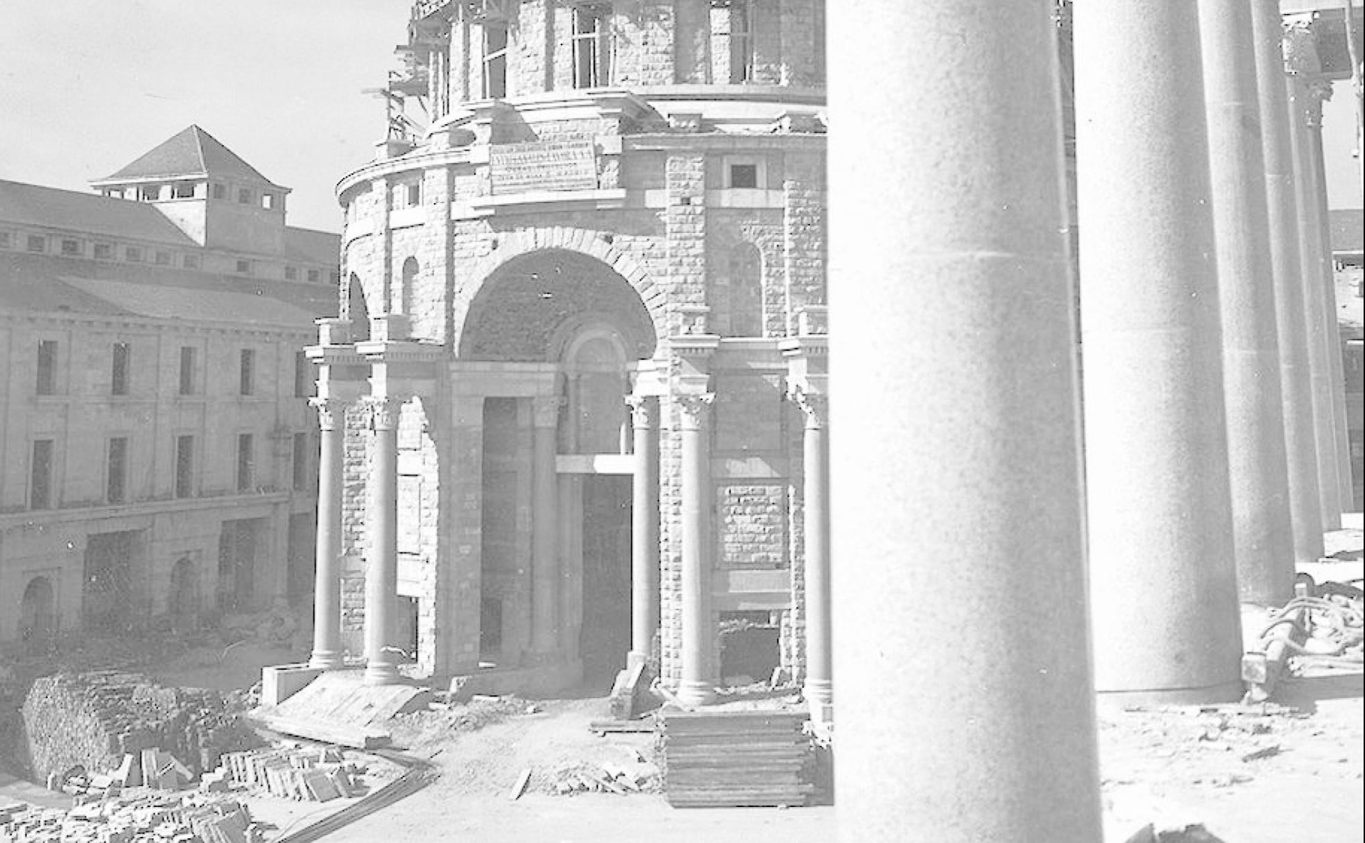 La construcción del edificio, obra de Luis Moya dirigida por el gijonés José Díez Canteli, se prolongó entre los años 1948 y 1957. La inauguración se produjo sin actos oficiales.