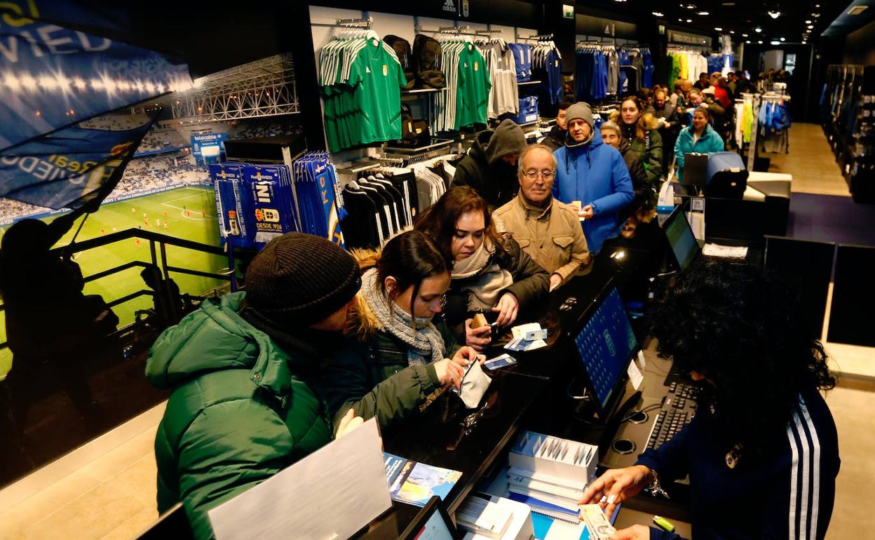 Colas en la tienda del Real Oviedo para comprar las entradas para el partido ante el Lugo. 