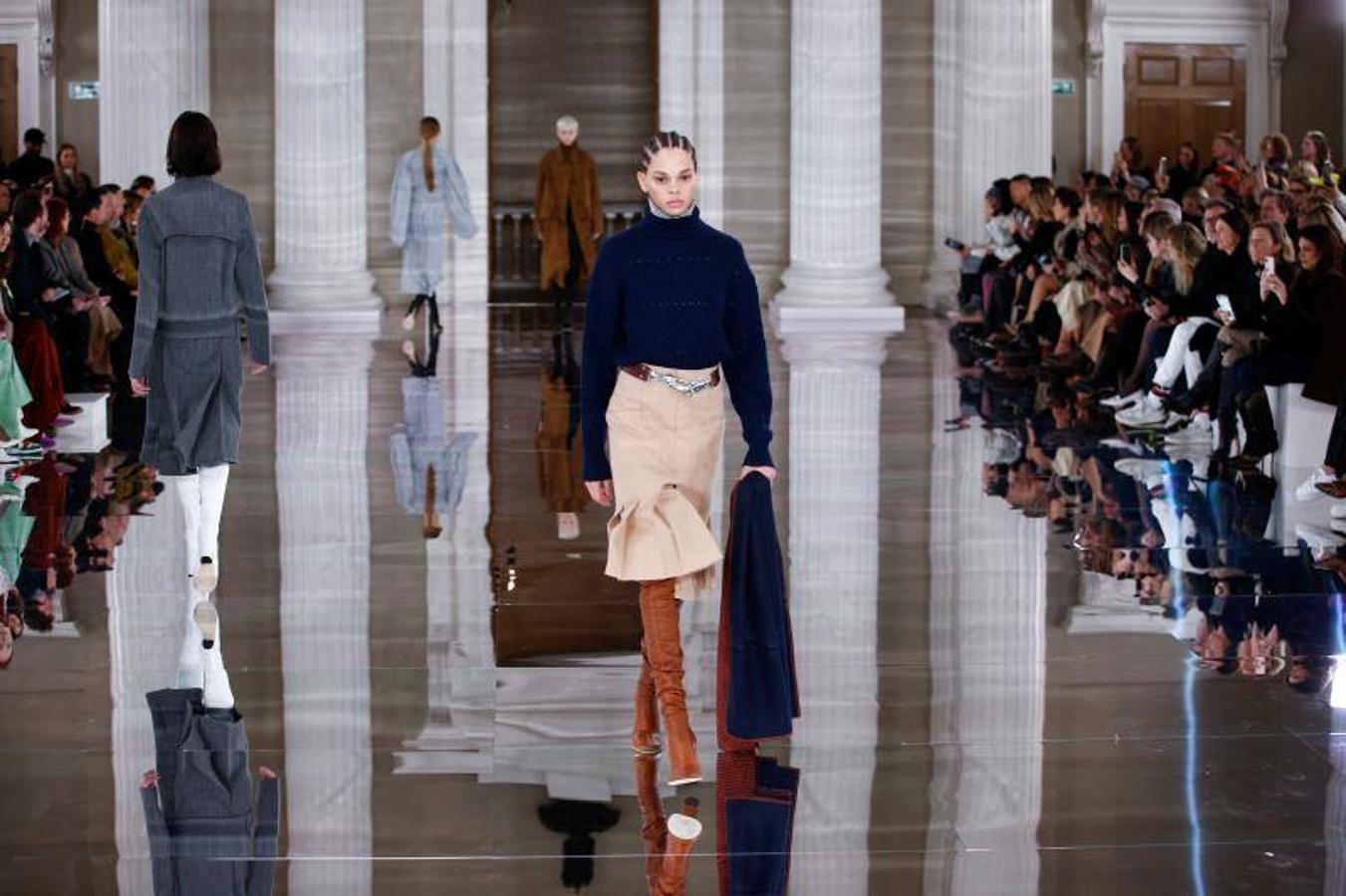 En su colección de otoño-invierno 2020/21, Victoria Beckham ha rendido homenaje a la tradición y al desafío de las reglas de estilo convencionales. La diseñadora y ex Spice Girl, apostó en esta Semana de la Moda de Londres por vestidos negros, botas de plataforma, faldas combinadas, jerséis con llamativos diseños en las mangas y colores cantosos. Victoria deslumbró también con su look compuesto por unos pantalones palazzo negros y una camisa blanca, un binomio que nunca pasará de moda.