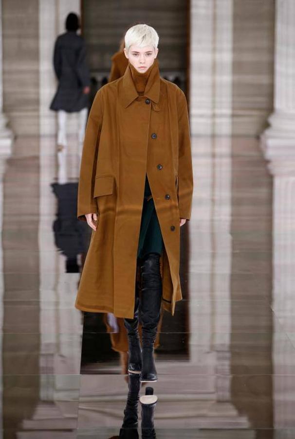 En su colección de otoño-invierno 2020/21, Victoria Beckham ha rendido homenaje a la tradición y al desafío de las reglas de estilo convencionales. La diseñadora y ex Spice Girl, apostó en esta Semana de la Moda de Londres por vestidos negros, botas de plataforma, faldas combinadas, jerséis con llamativos diseños en las mangas y colores cantosos. Victoria deslumbró también con su look compuesto por unos pantalones palazzo negros y una camisa blanca, un binomio que nunca pasará de moda.