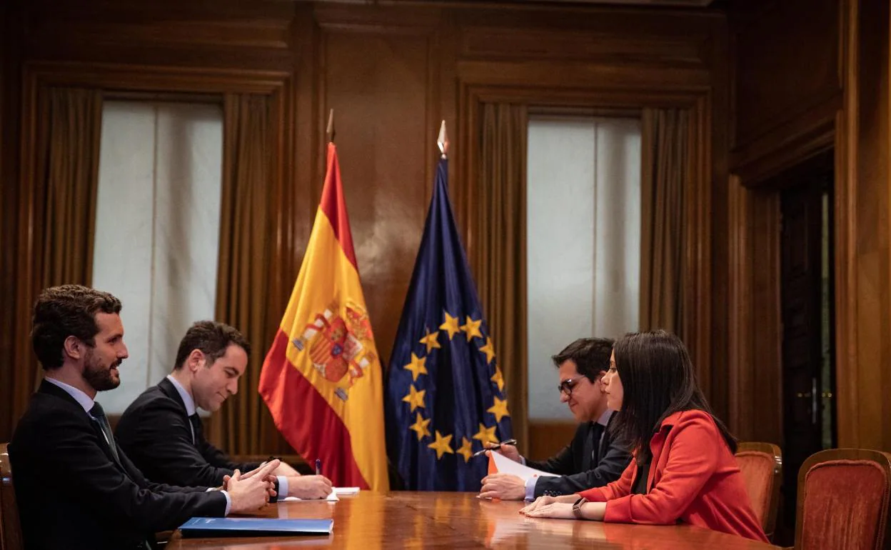 Casado y García Egea conversan con Arrimadas y Espejo. 