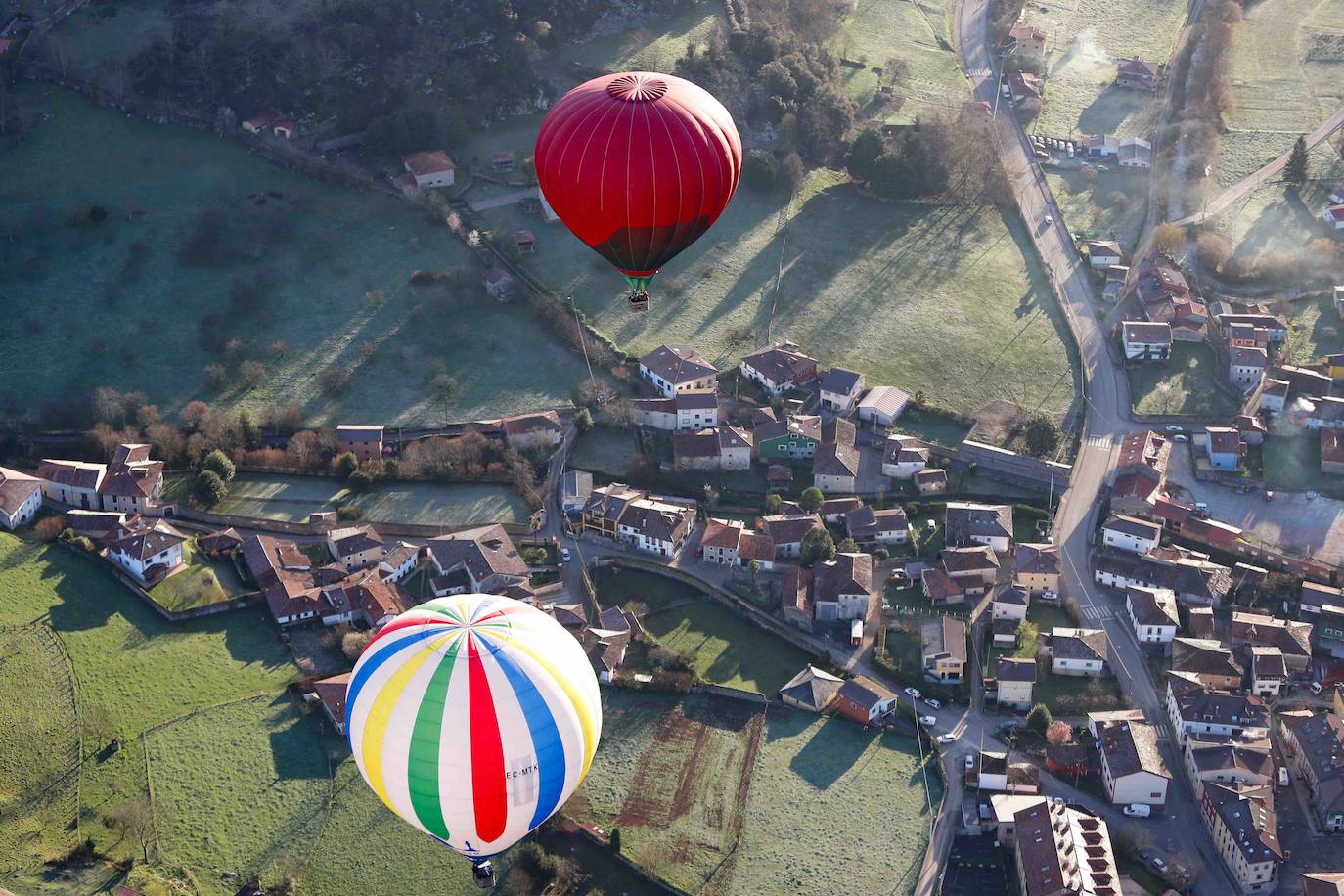 La travesía en globo sobre los Picos de Europa dejó este miércoles unas imágenes espectaculares. Una decena de participantes, procedentes de distintos puntos de España, participaron en esta prueba que se volvía a celebrar después de treinta años.
