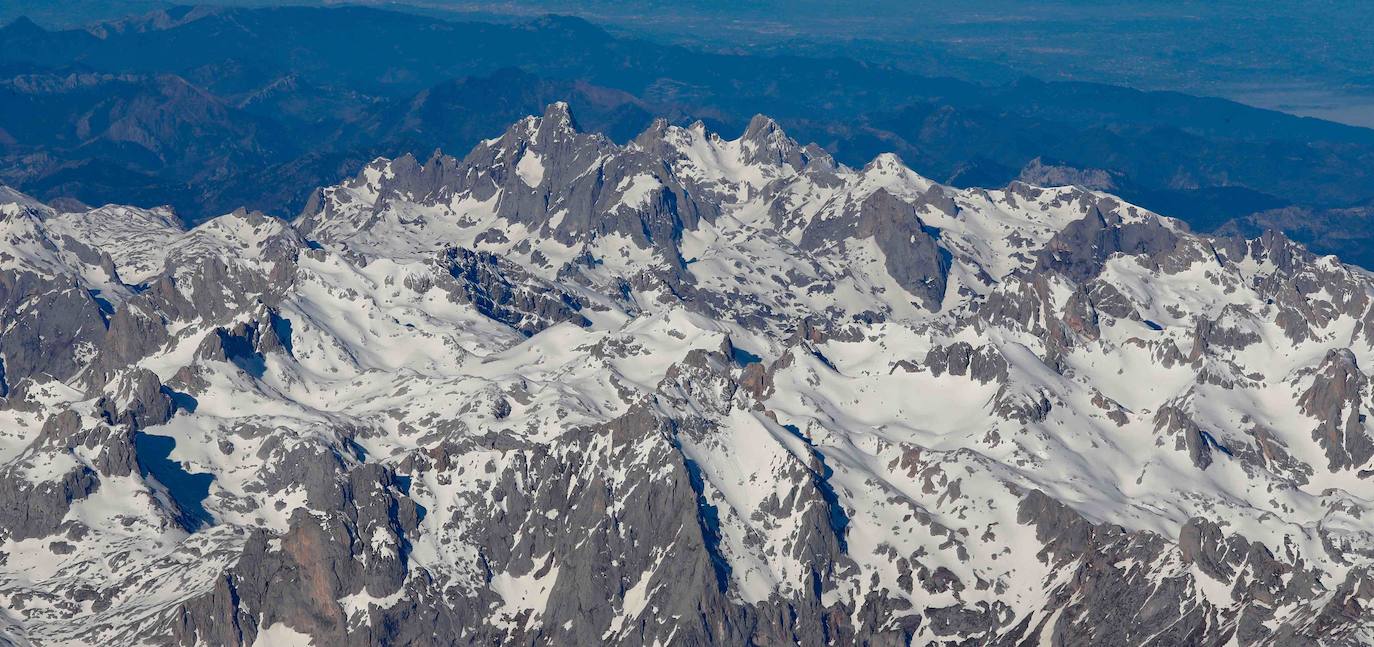 La travesía en globo sobre los Picos de Europa dejó este miércoles unas imágenes espectaculares. Una decena de participantes, procedentes de distintos puntos de España, participaron en esta prueba que se volvía a celebrar después de treinta años.