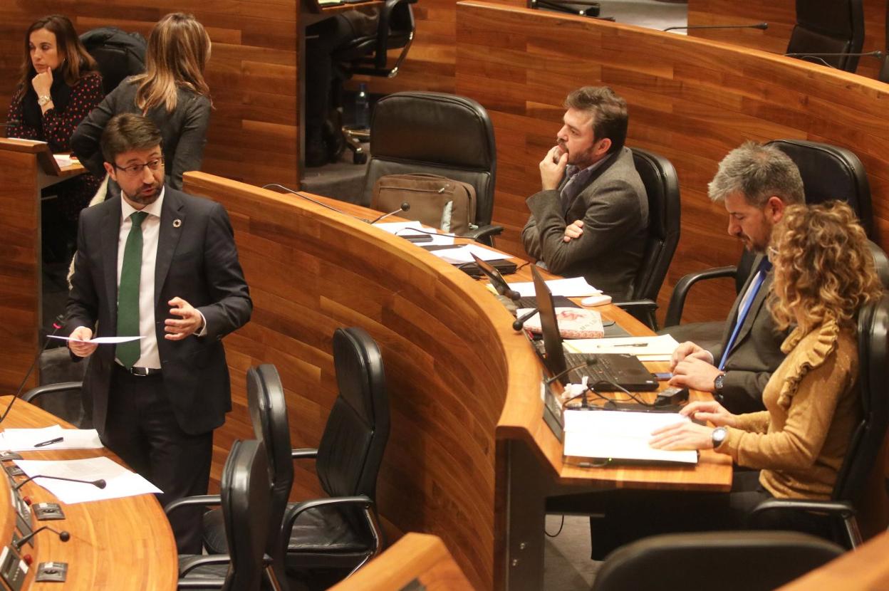 Enrique Fernández responde una de las preguntas de Adrián Pumares en el Pleno de la Junta de ayer. 