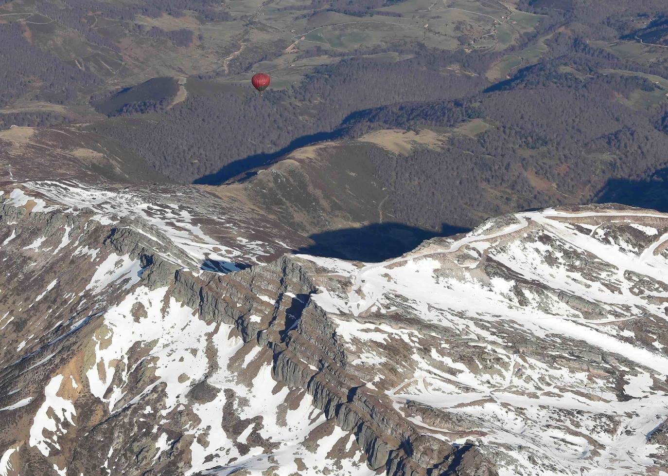 La 'Travesía en globo Picos de Europa 2020' dejó imágenes espectaculares. Tomaron parte una decena de participantes, procedentes de distintos puntos de España.