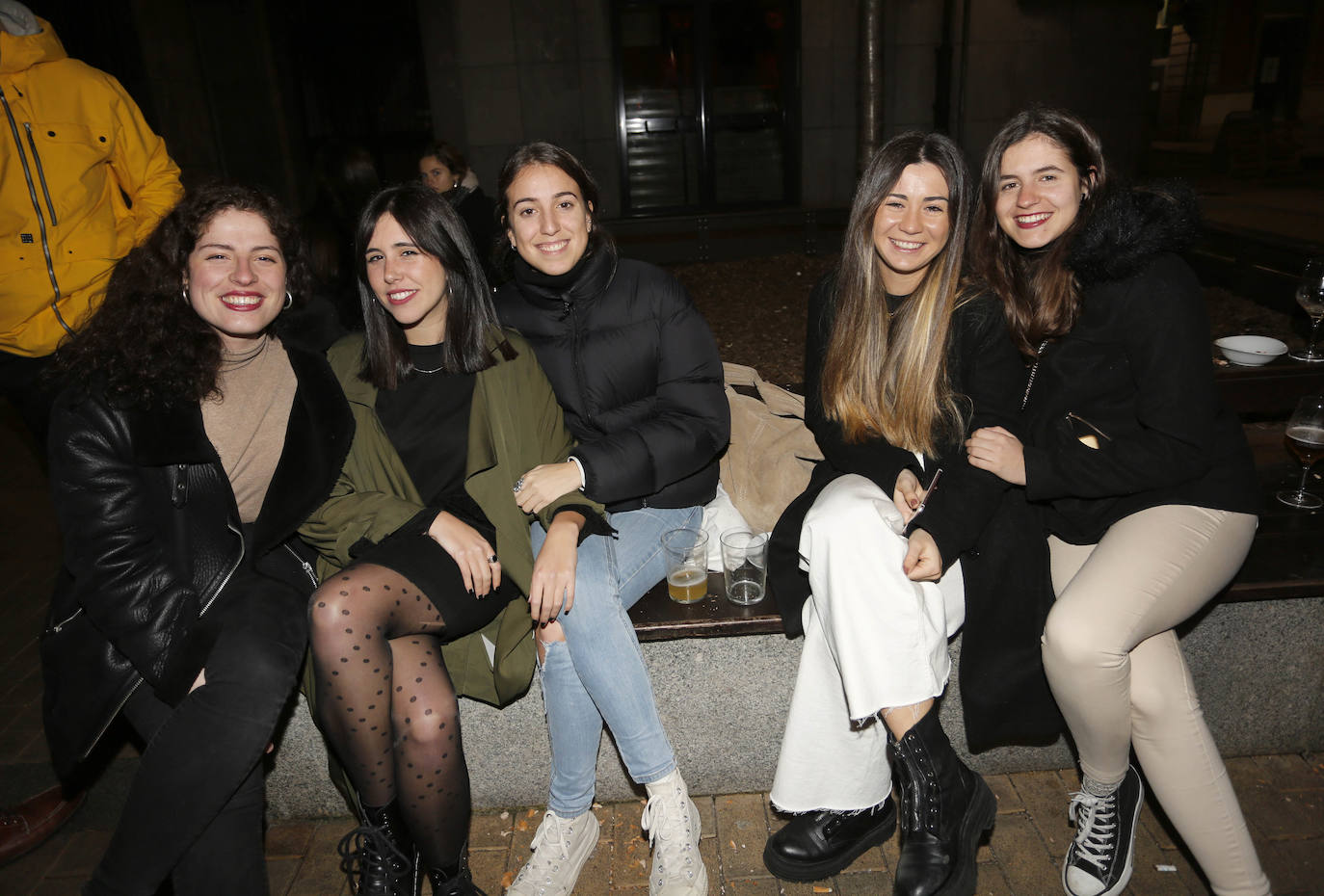 Con mucha antelación, grupos de gijonesas hace semanas que se reunieron para determinar dónde cenar la noche de Les Comadres.